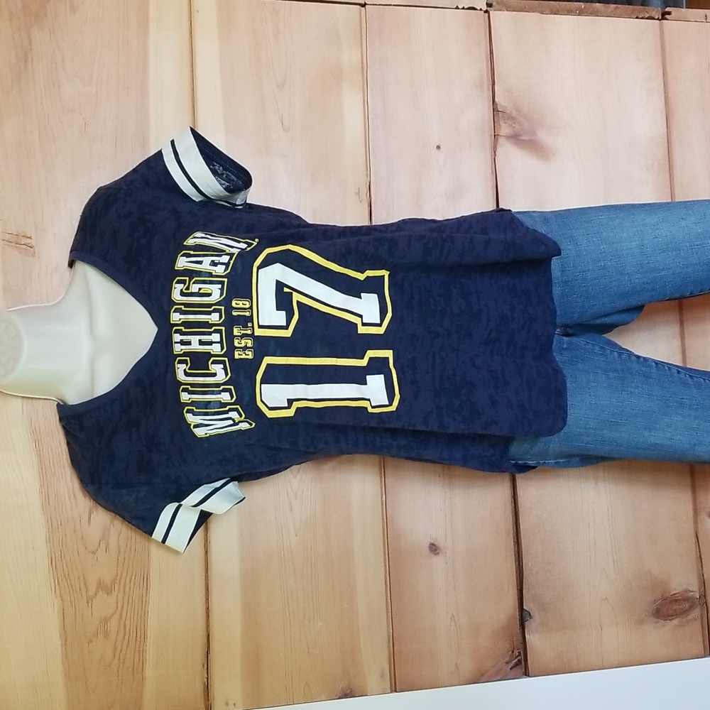MICHIGAN WOLVERINES  T-Shirt (Medium), G3 by Alyssa Milano
